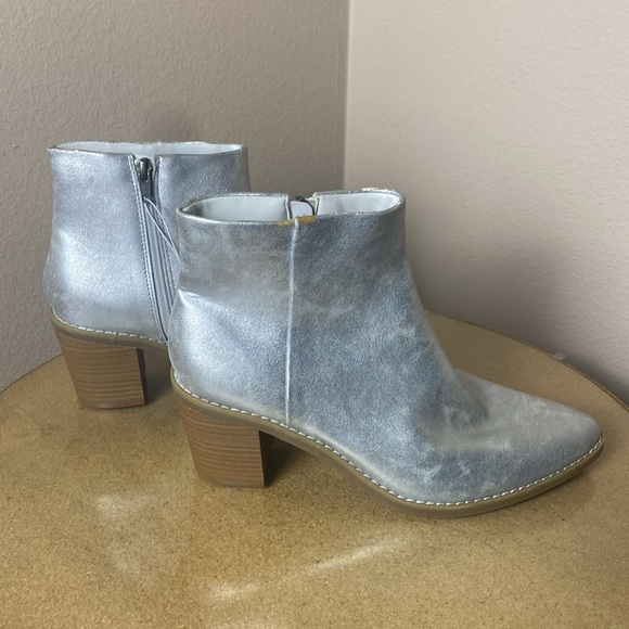 Universal Thread Silver Booties - Picture 4 of 7
